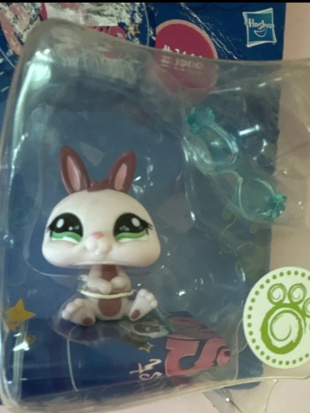 Hasbro Littlest Pet Shop Bunny Figure w/ Accessory #1466 (2008) Ages 4+